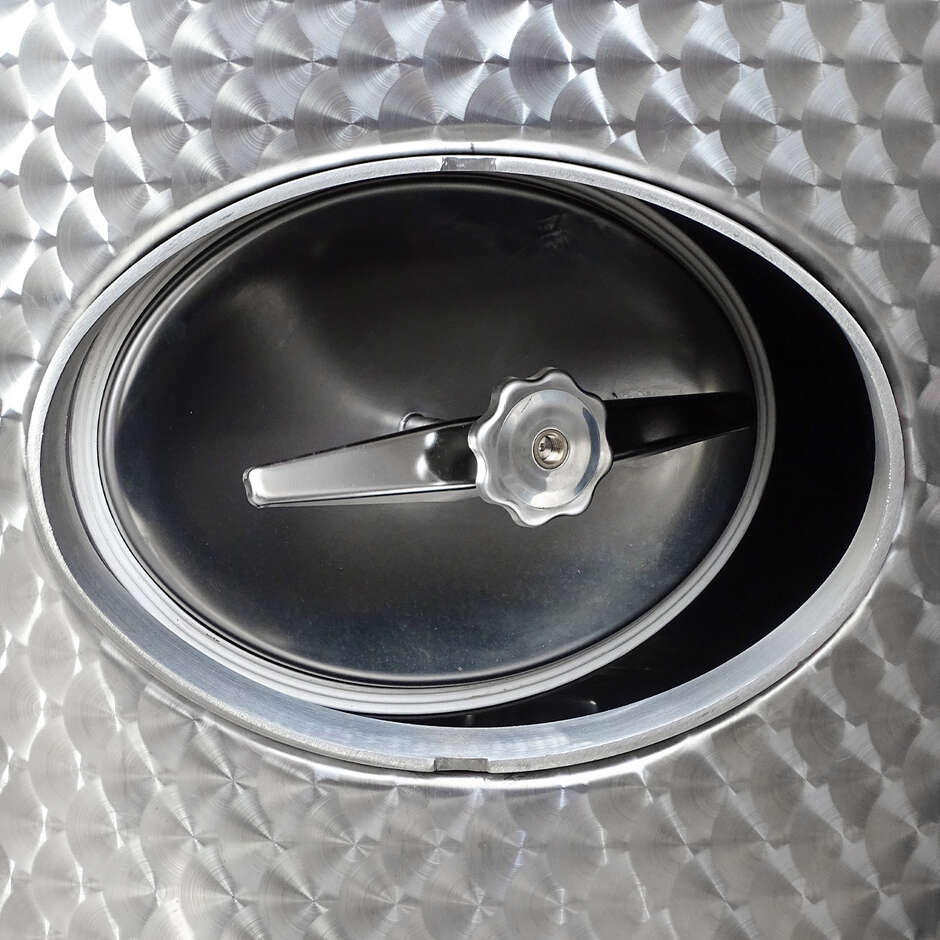Cuve de stockage inox réfrigérée à fond conique 2500 L avec trappe de vidangeovale 320x455