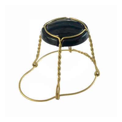 Drahtkorb mit Golddraht und Schwarz-Plättchen (St. 80)