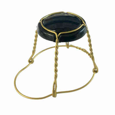 Drahtkorb mit Golddraht und Schwarz-Plättchen (St. 1920)