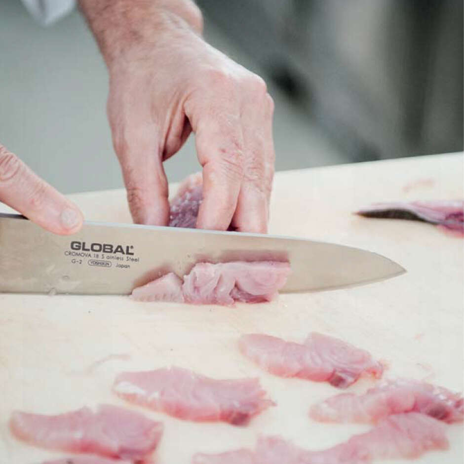 Gemüsemesser mit Kullenschliff aus Edelstahl Global G81 - 18 cm