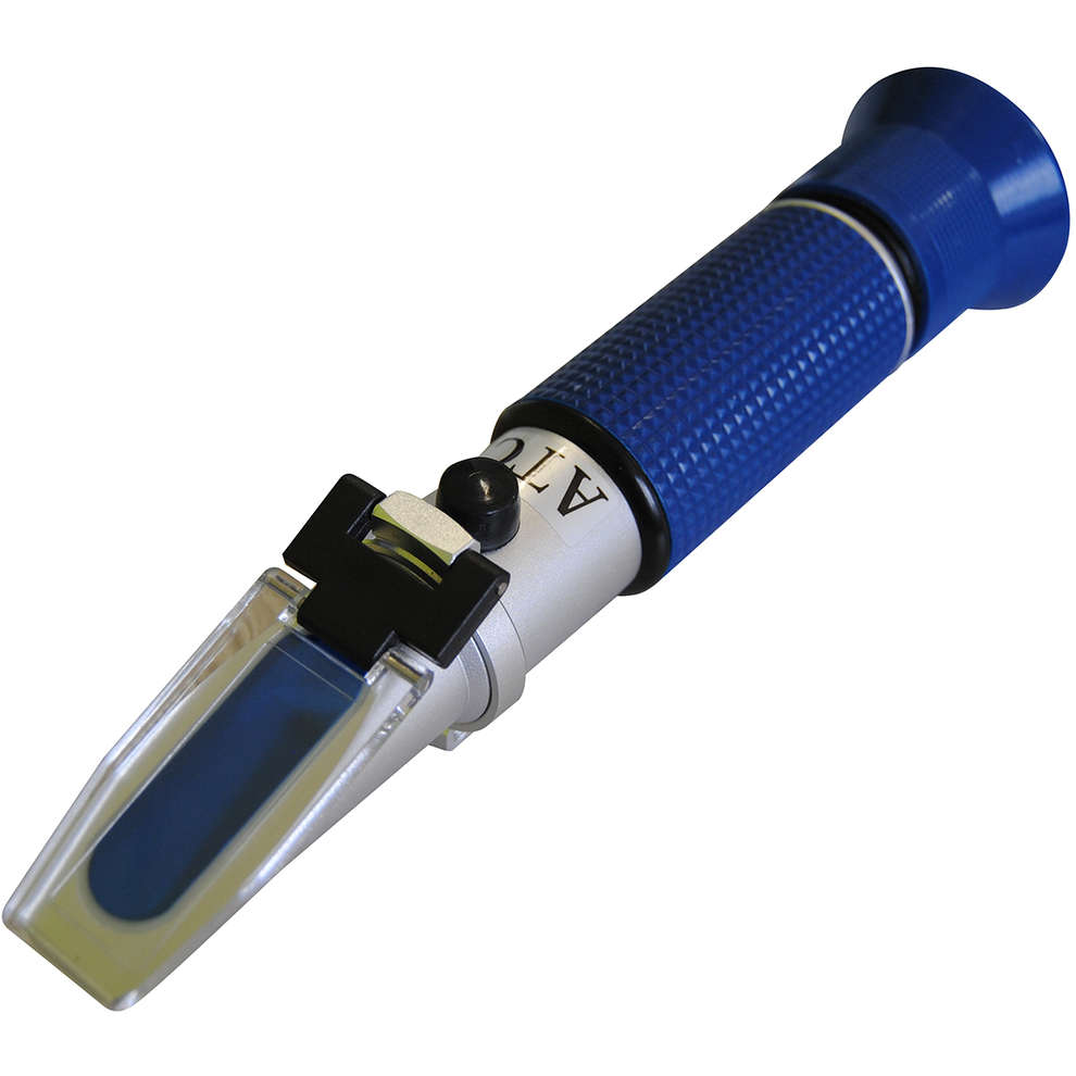 Refractometer provided with three scales ATC