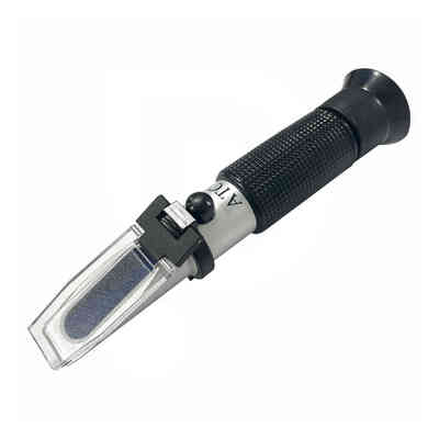 Refractometer provided with three scales ATC