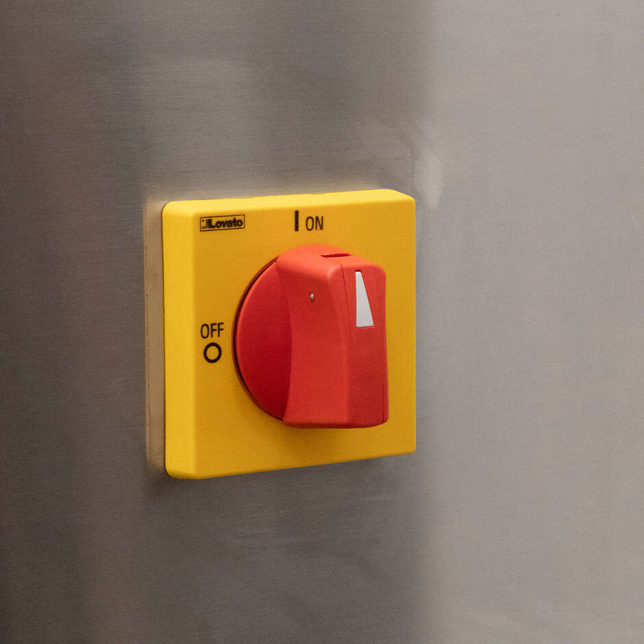 Semi-automatic P550 corking machine with trolley for Magnum bottles